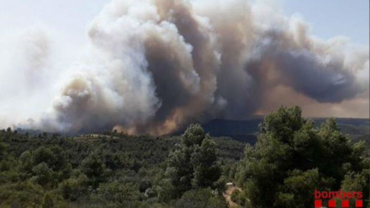 Un incendio que sigue «fuera de control» ya quemó 4.000 hectáreas en Cataluña