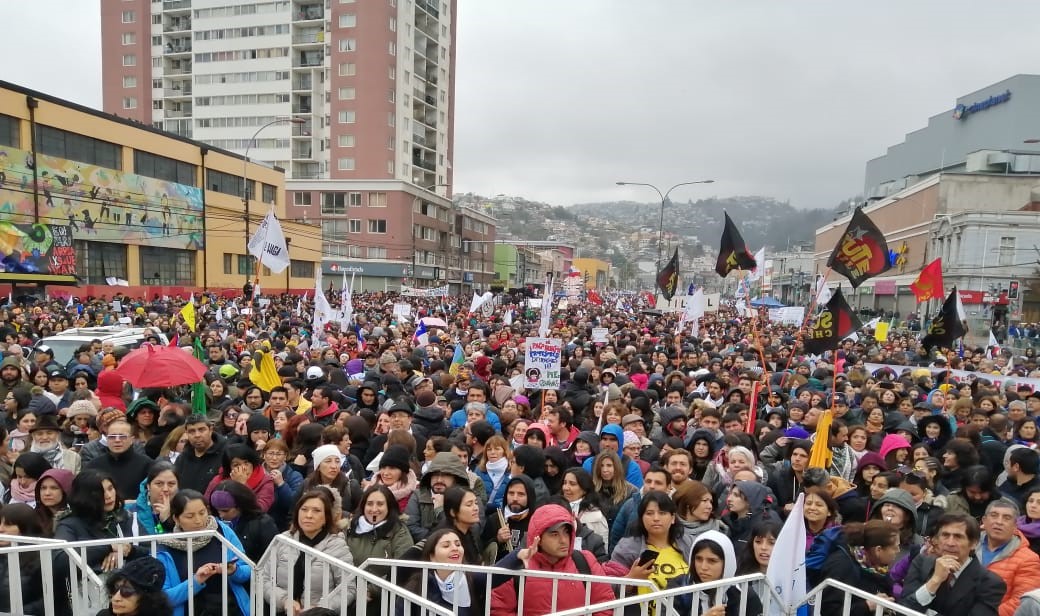 Profesores logran histórica concentración frente al Congreso en Valparaíso