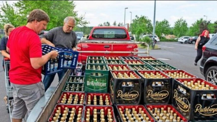 Contra un festival neonazi: vecinos se llevan todas las cervezas de los supermercados