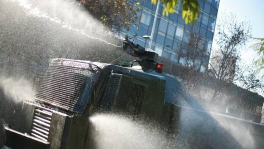 Colegio se querellará contra Carabineros por disparar el «guanaco» a niños de 3° básico