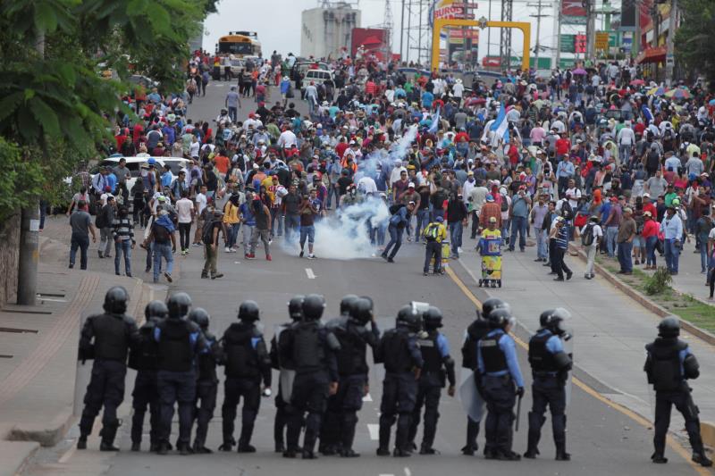 Estalla crisis en Honduras ante amenazas de privatizar la salud y la educación