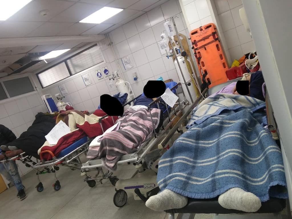 «Tuvimos que reanimar al paciente en el suelo»: El Hospital San José que recibió a los funcionarios tras encuentro con Mañalich