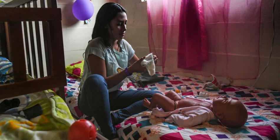 Colombia intenta disminuir el índice de embarazos adolescentes con “bebés robots”