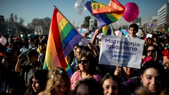 Marcha por el Día del Orgullo se realiza en cinco regiones del país