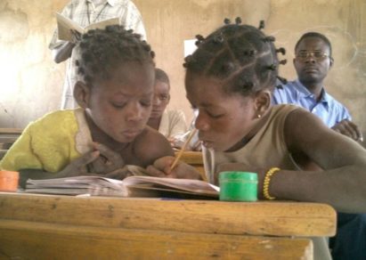 Advierten que al menos 24 millones de niños no van a clases por crisis mundiales