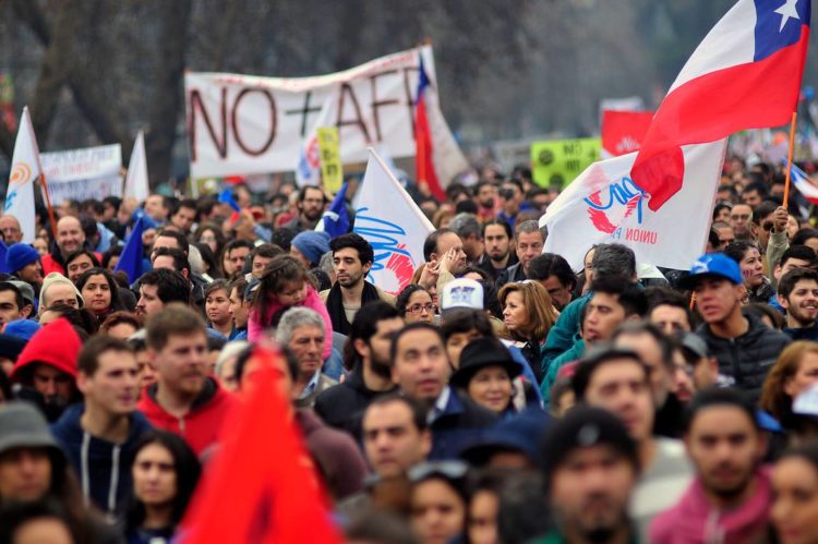Encuesta Cadem: Nueve de cada diez chilenos creen necesario un cambio al sistema de AFP