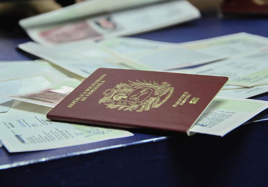¿Y las medicinas y alimentos? Guaidó «aprueba» decreto sobre pasaportes venezolanos con «aval» de EE. UU.