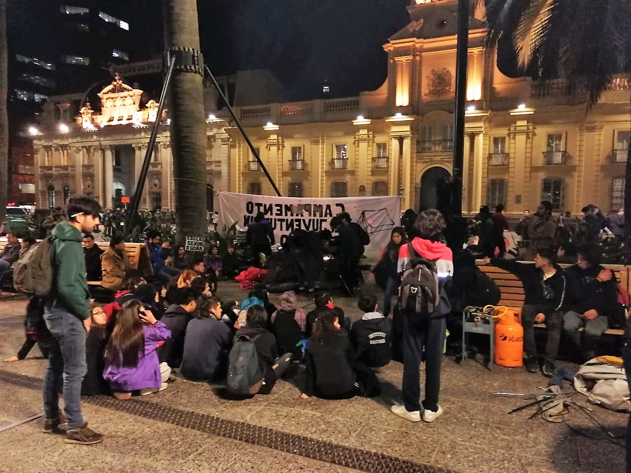 Plaza de Armas: Estudiantes levantan campamento en rechazo a políticas del Gobierno