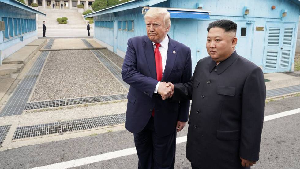 Trump se reúne con Kim y se convierte en primer presidente de EE.UU. que entra en Corea del Norte