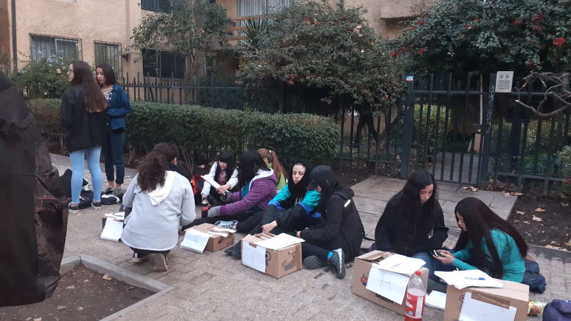 Grave: Carabineros interrumpe votación en Liceo 1 y alumnas deben continuar proceso en una plaza