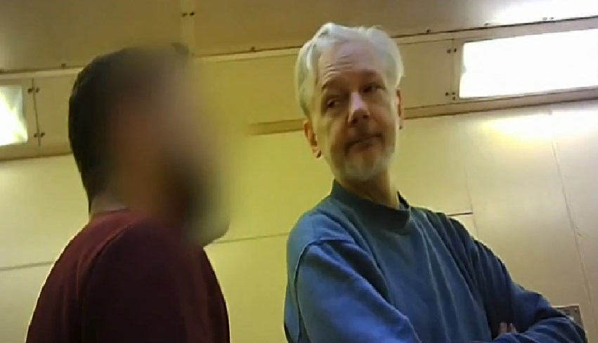(Video) Denuncian que Assange está «muy mal» de salud y revelan cómo vive en prisión