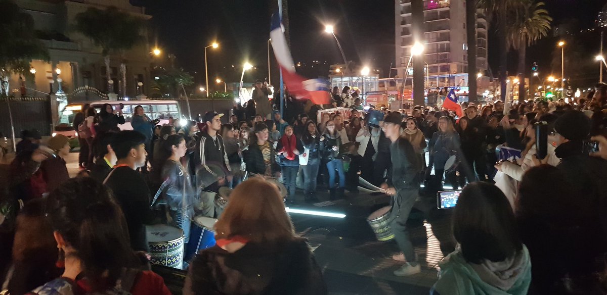 Notable: Cacerolazo por la educación sonó fuerte en todo Chile