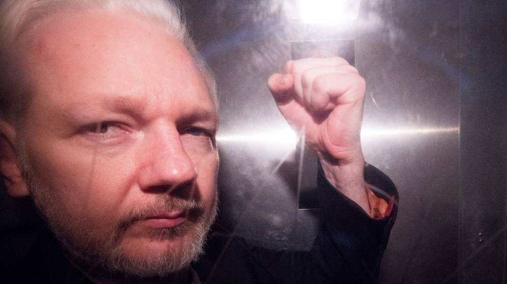 Reino Unido firma orden para la extradición de Julian Assange