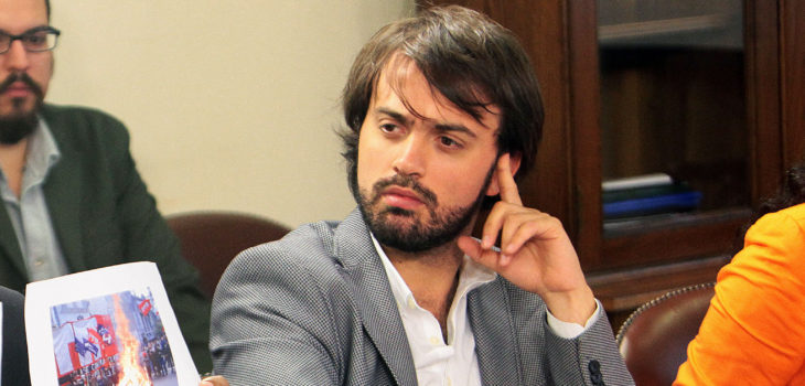 Alcalde Sharp «pasea» a Alberto Plaza tras críticas del cantautor