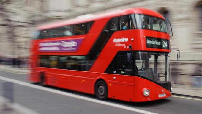 (Fotos) Brutal agresión contra pareja de lesbianas en un autobús de Londres