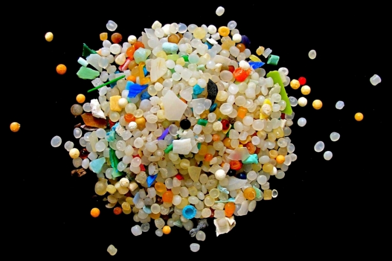 Hasta 120.000 microplásticos entrarían al organismo de una persona promedio cada año