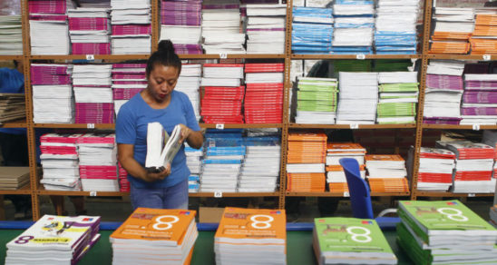 Fiscalía Nacional Económica entregó propuesta para bajar precios de los textos escolares hasta en un 70%