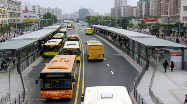 Beijing prohíbe a los transportes públicos tocar la bocina por centros de estudios