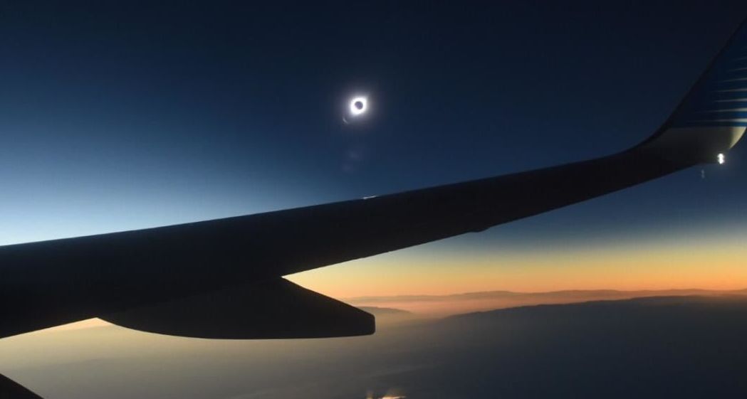 Un vuelo de Latam Airlines, el único en el mundo en avistar el eclipse total