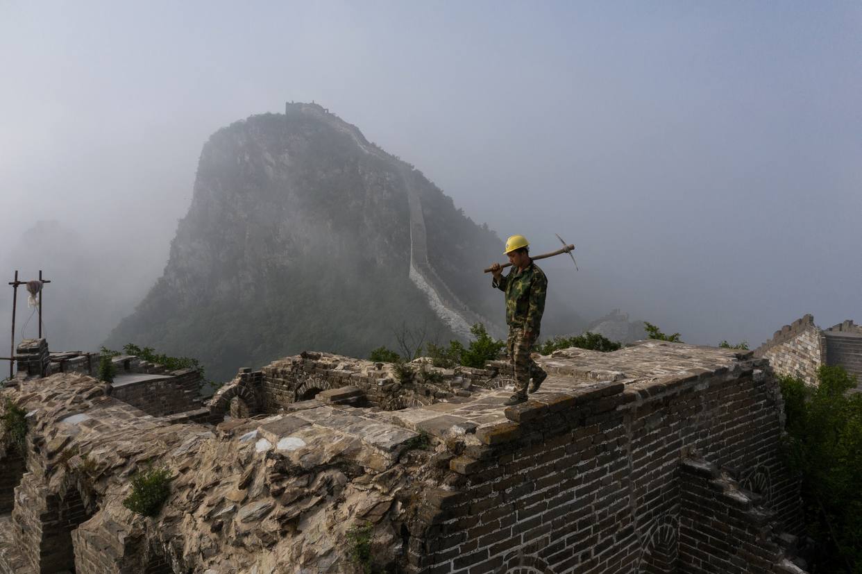 Piedra a piedra reparan la Gran Muralla China