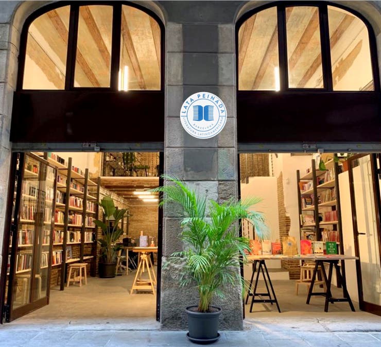 Desafío a la era digital: Argentinos abrieron primera librería latinoamericana en Barcelona