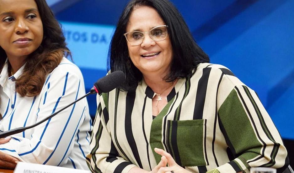 Ministra de Bolsonaro dice que las niñas pobres son violadas «porque no llevan calzones»