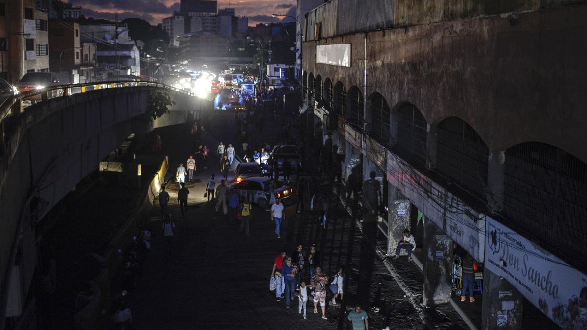 Un nuevo «ataque electromagnético» vuelve a dejar a oscuras al pueblo venezolano