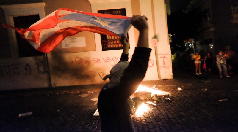 Pueblo  puertorriqueño pide la renuncia del gobernador Rosselló