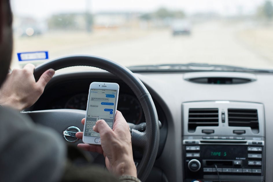 Suspenderán licencia a quienes usen teléfonos móviles mientras conducen