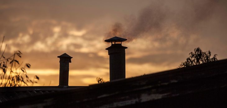 El invierno revela la mala calidad de las viviendas en Chile: Una de cada cinco personas pasa frío en sus casas