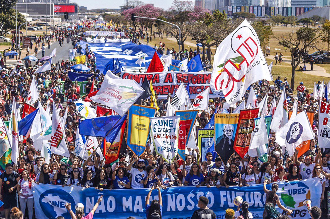 Más de 15 mil estudiantes brasileños protestaron contra políticas neoliberales de Bolsonaro