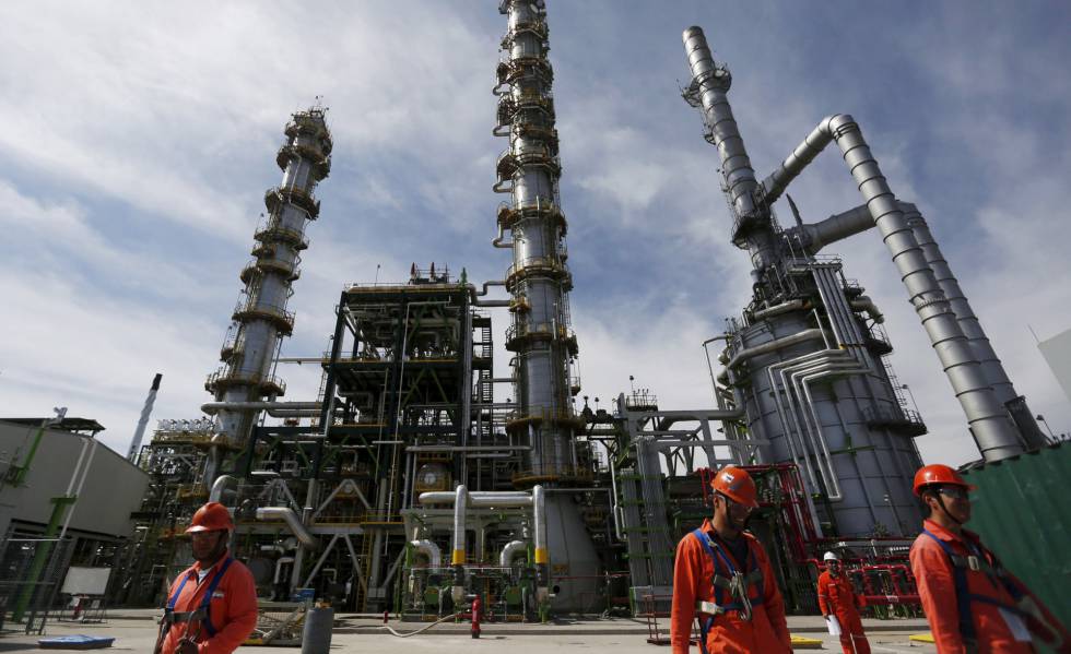 México: Plan de AMLO estima recuperar una «industria petrolera en ruinas» en tres años