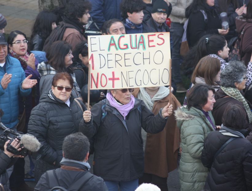Vecinos de Osorno salieron a protestar contra la empresa Essal por extenso corte de agua