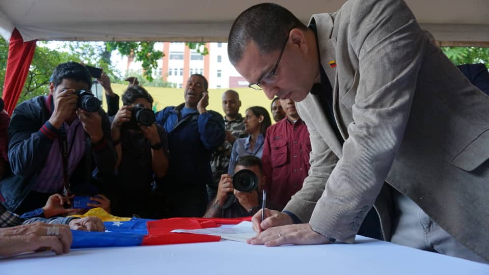 Gobierno venezolano no se ha retirado del diálogo con la oposición y confía en que se restablecerá