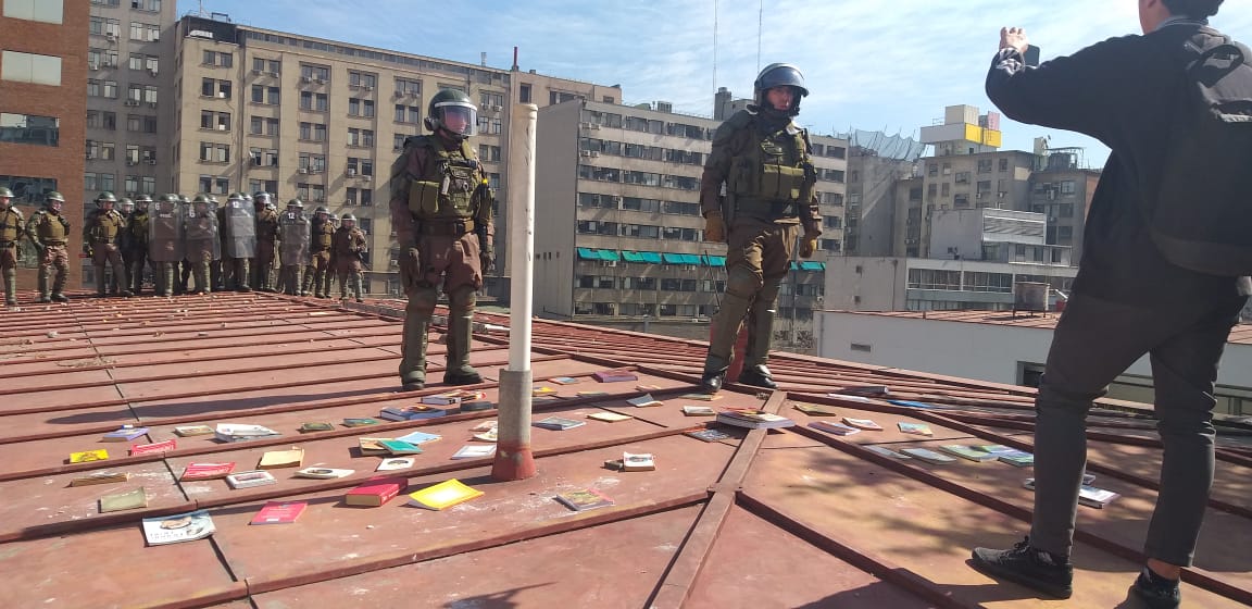 La simbólica acción de los estudiantes del IN: Les dejaron libros a FFEE que los mantienen sitiados