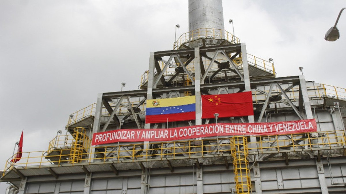 Sin miedo a las sanciones gringas: Venezuela y China extienden la capacidad de una planta de crudo