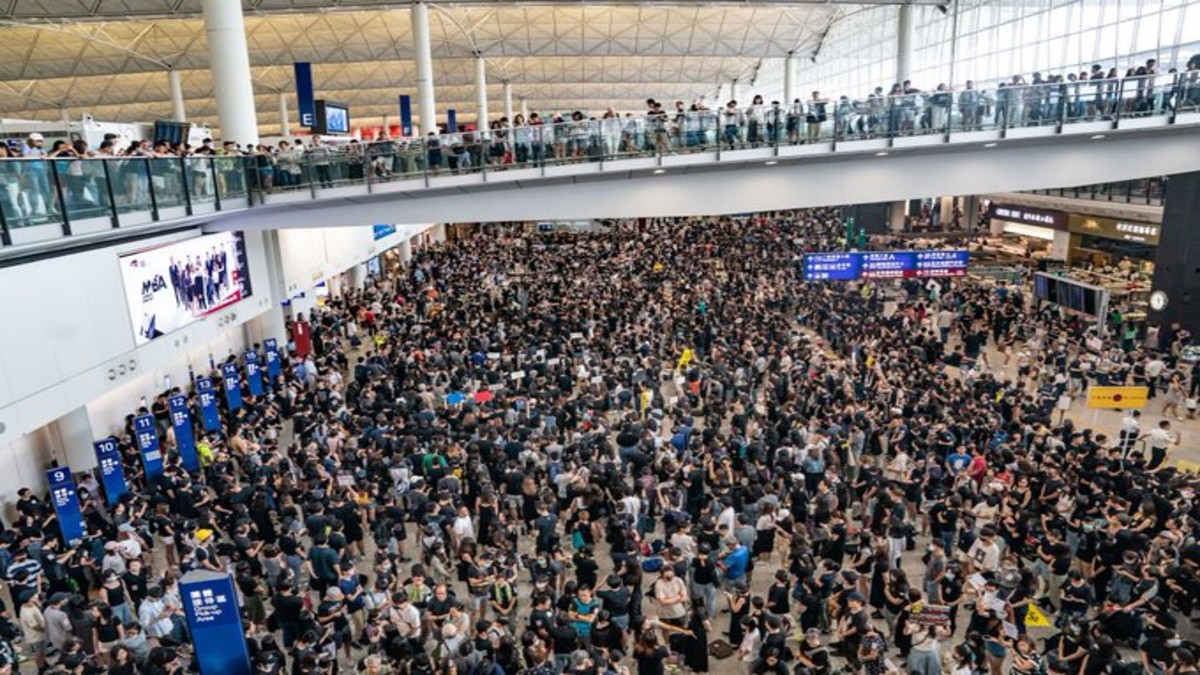Protestas obligan al aeropuerto de Hong Kong suspender los vuelos