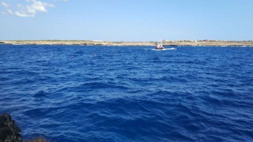 (Video) Nueve migrantes del Open Arms se lanzan al mar para intentar llegar a Italia
