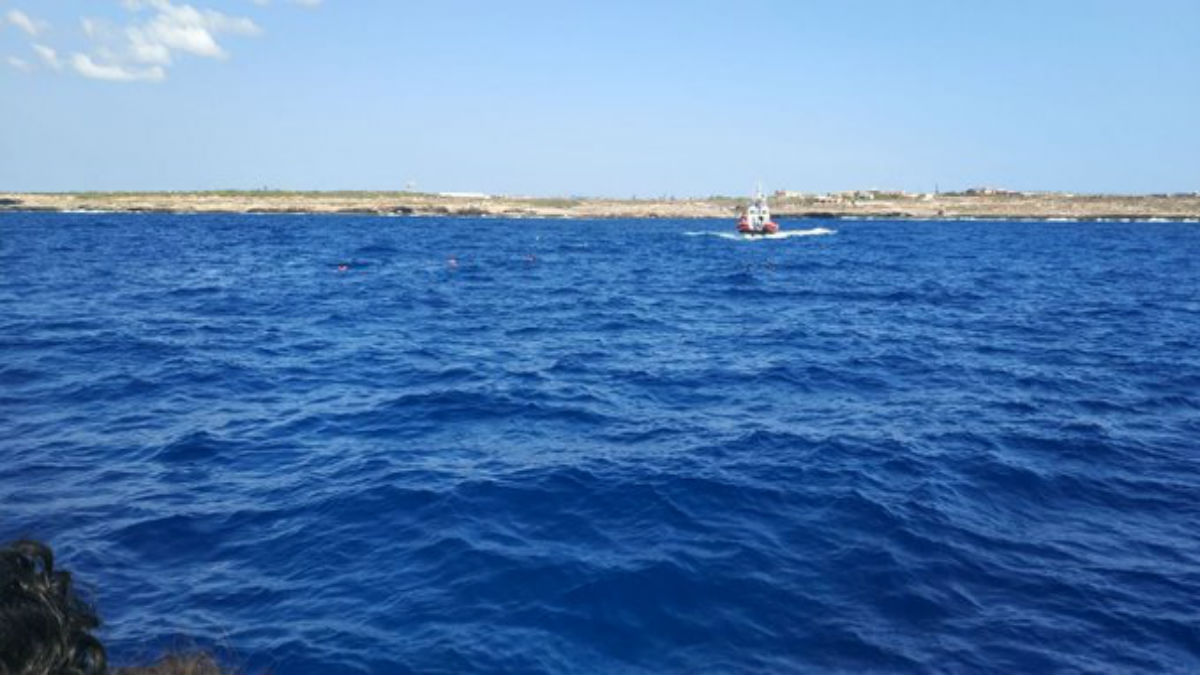 (Video) Nueve migrantes del Open Arms se lanzan al mar para intentar llegar a Italia