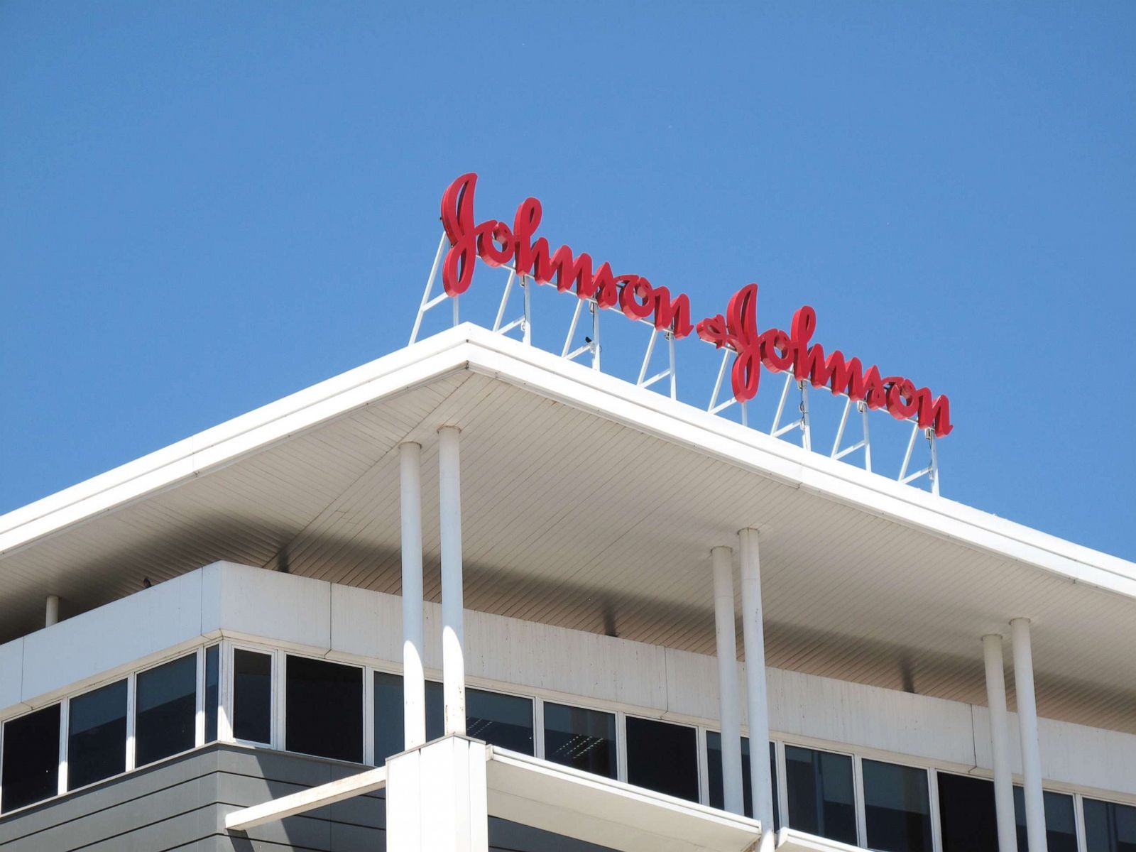 Condenan papel de Johnson & Johnson en crisis de opioides en EE. UU.