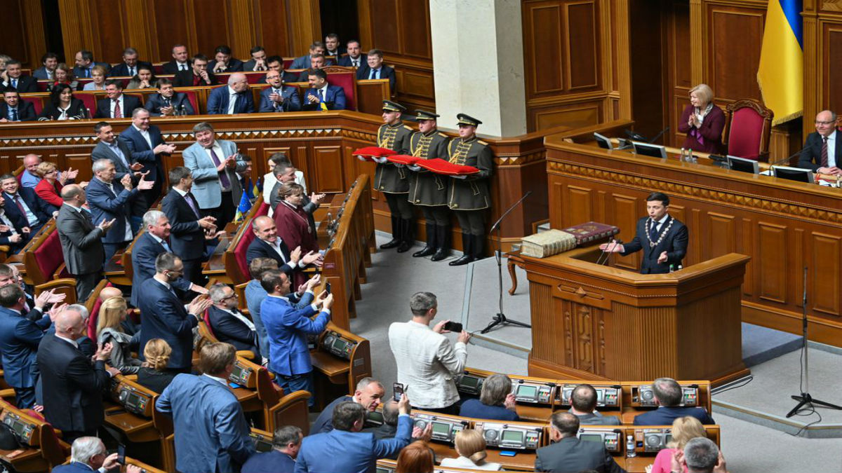 El Parlamento de Ucrania inicia novena legislatura con mayoría oficialista