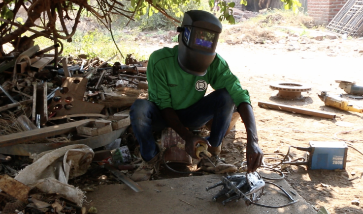 Joven de 22 años es considerado el rey del arte chatarra en África central