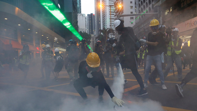 (Video) Prenden fuego a un hombre por discutir con manifestantes en Hong Kong