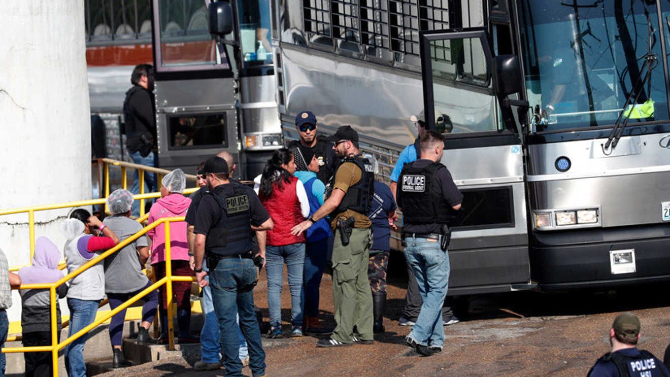 EE. UU: Arrestan a 680 personas en redadas migratorias en Mississippi