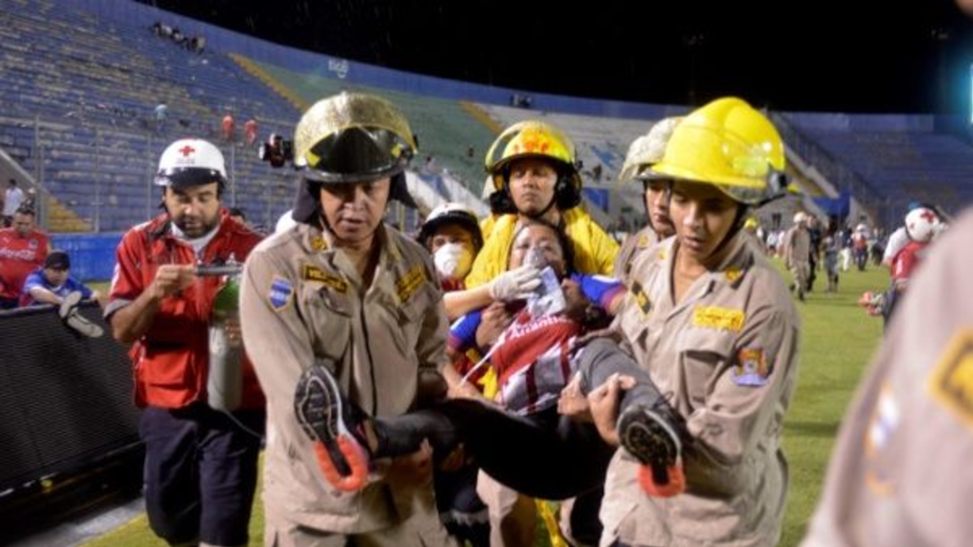 Fallecen tres personas por disturbios en estadio de fútbol de Honduras
