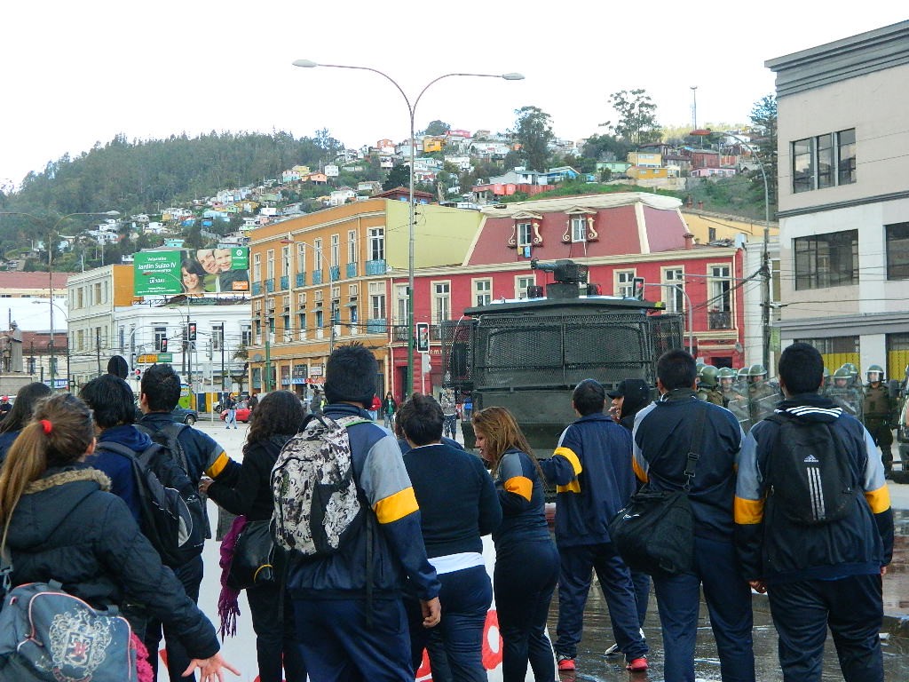 Nos siguen pegando abajo: Niños, mujeres y mapuches bajo brutal  represión policial