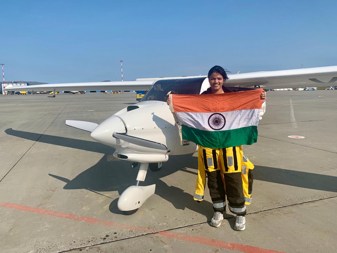 Aviadora india se convierte en pionera al cruzar sola dos océanos