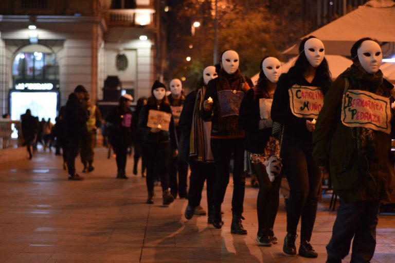 Santiago: Con «protesta escénica» recuerdan a víctimas de femicidio
