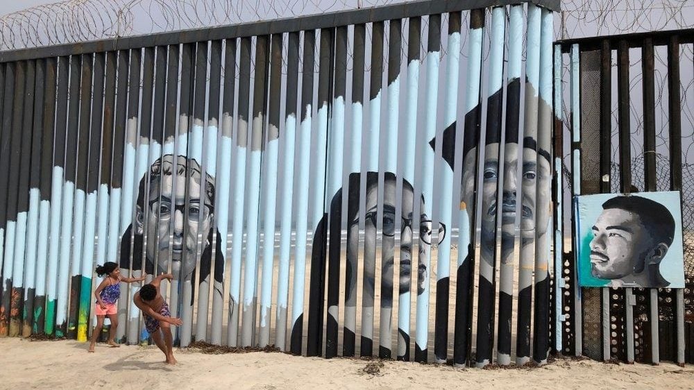 Muralismo mexicano y arte interactivo se mezclan en obra que narra historias de deportados