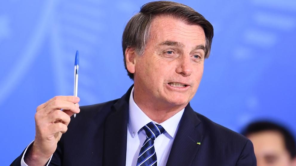 Bolsonaro usa un bolígrafo para agregar fuego a su conflicto con Macron